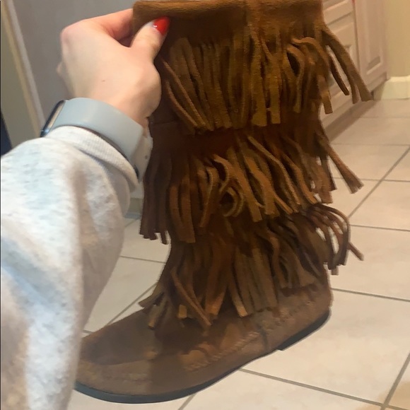 Minnetonka 3 Layer Fringe Boot - Picture 10 of 12
